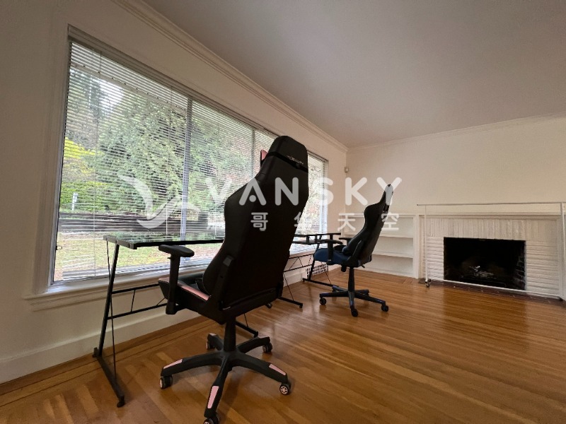 260106170002_Desk and Chair.jpg